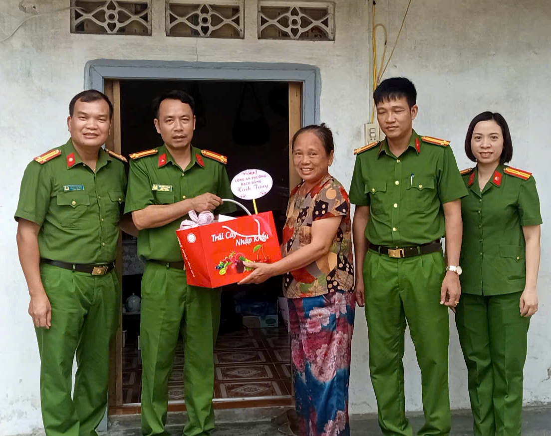 Công an Phường Bạch Đằng thăm hỏi, tri ân các gia đình Thương binh là thân nhân cán bộ chiến sĩ